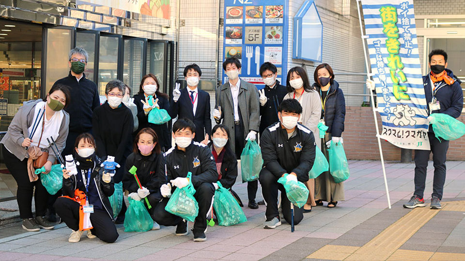 画像：ともに清掃活動を行った、熊谷市内に勤める方々と