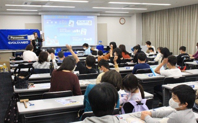大阪科学技術館での電池教室の様子.jpg