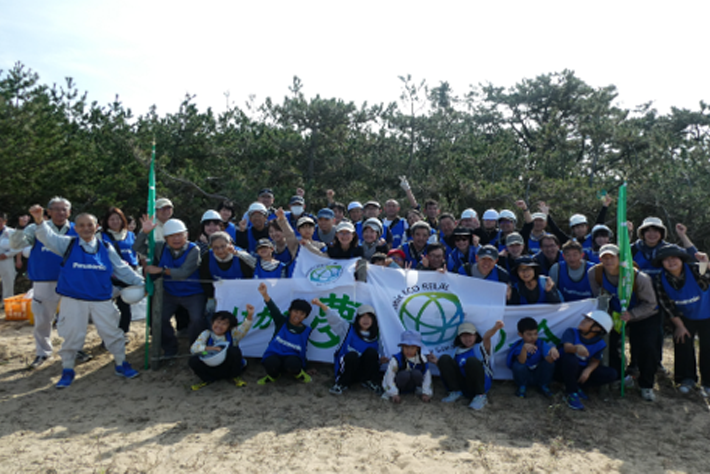 Kyushu Panasonic Family Association Holds Pine Grove Conservation Event at Uminonakamichi Seaside Park