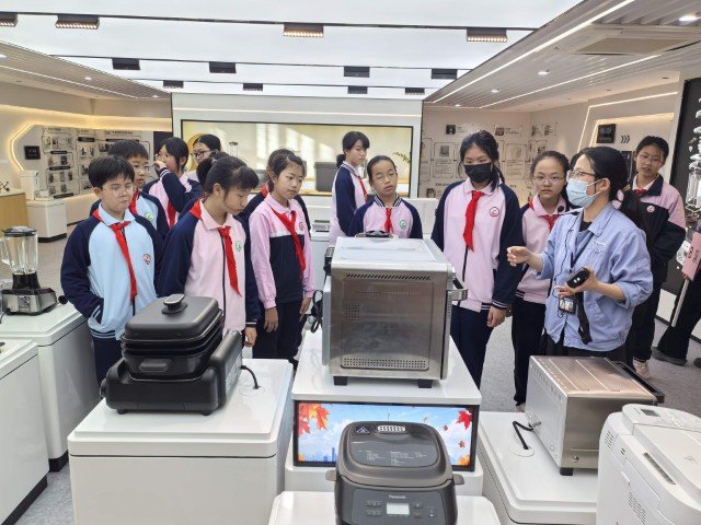 製品展示館を見学様子 (小).jpg