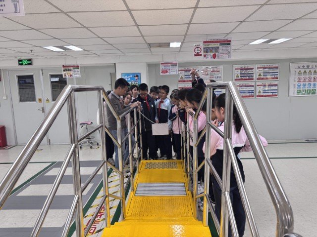 安全教育施設を見学する様子 (小).jpg