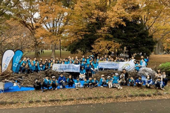 東京・代々木公園の落ち枝拾いボランティアを実施