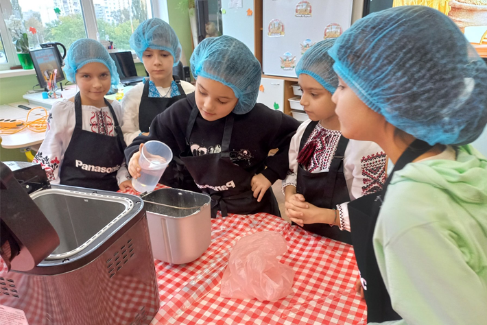 ウクライナ：子どもたちに、ひとときの笑顔を ～ホームベーカリーを活用した特別課外授業～