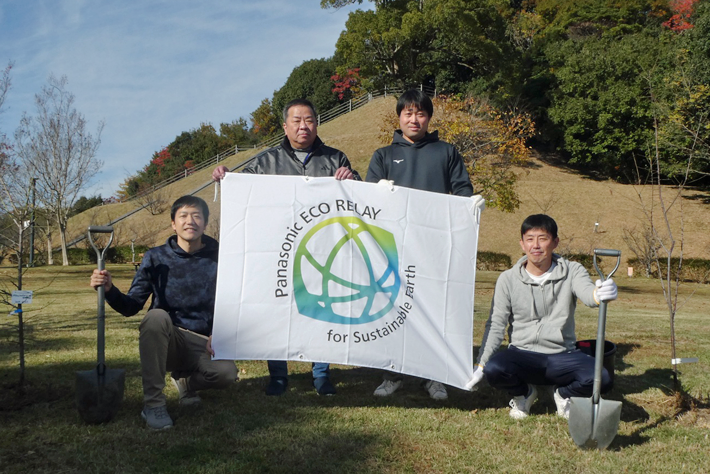 パナソニック インダストリー（株）四日市拠点の有志が日永梅林　秋の「植樹・育樹」の集いに参加