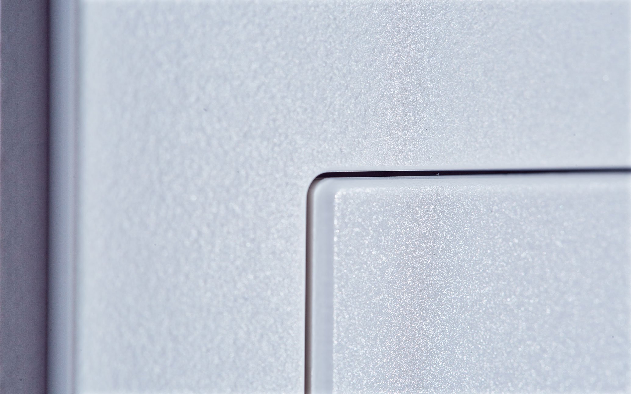 スイッチプレートの表面を拡大　テクスチャーの凹凸がわかる