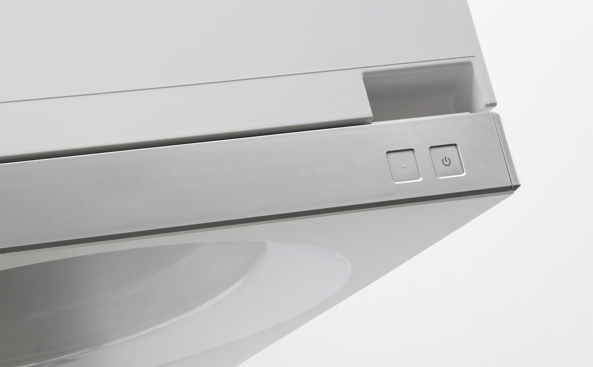 白とシルバーの前面式洗濯機操作パネルの電源ボタンと隣接するボタン部分