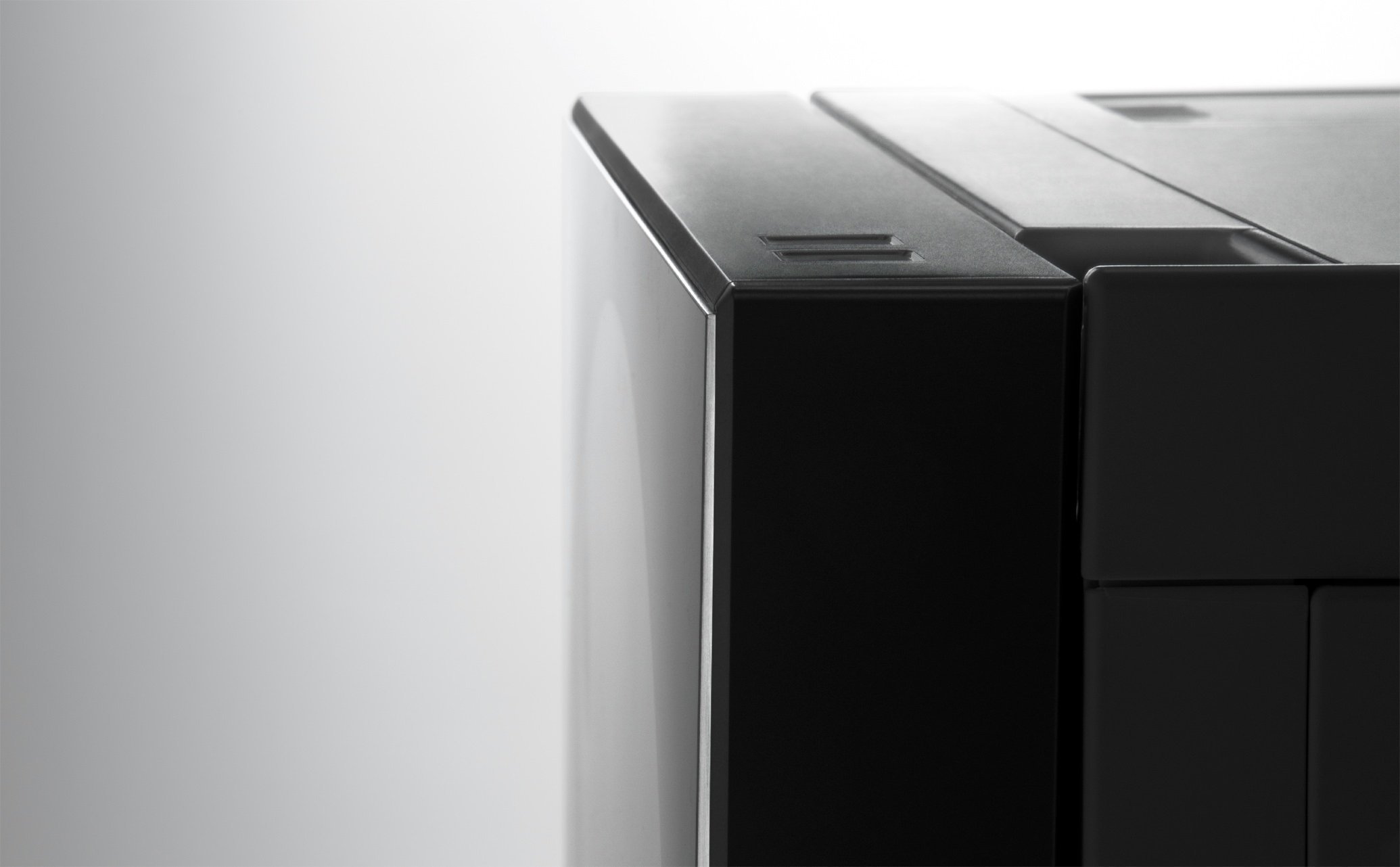 部カバーと角のあるシンプルなデザインのドラム式洗濯機本体の上部側面部分