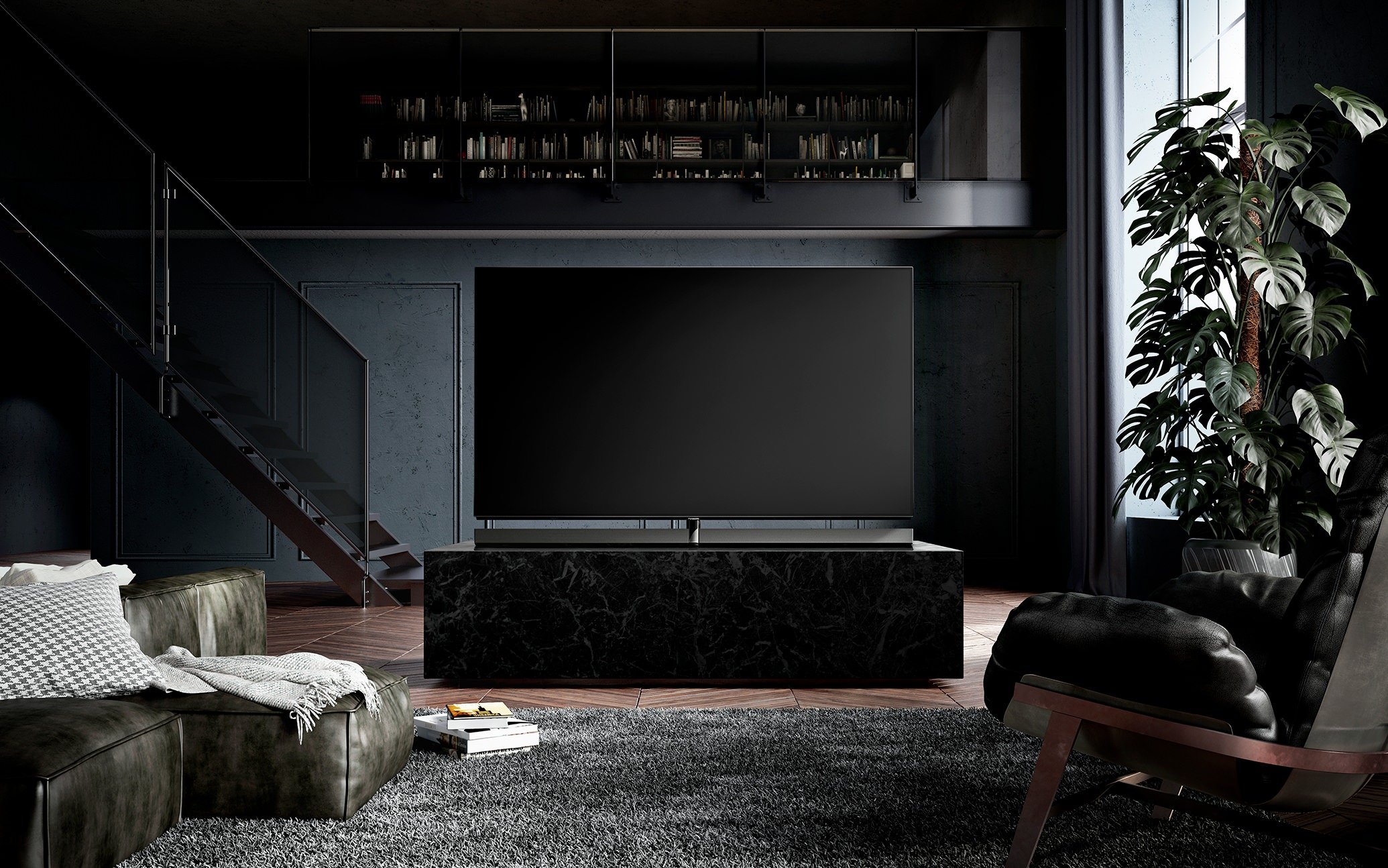 黒色のテレビを中央に配置したリビングルーム、背後に書棚と階段、左側にソファとクッション、右側に観葉植物とカーテン。