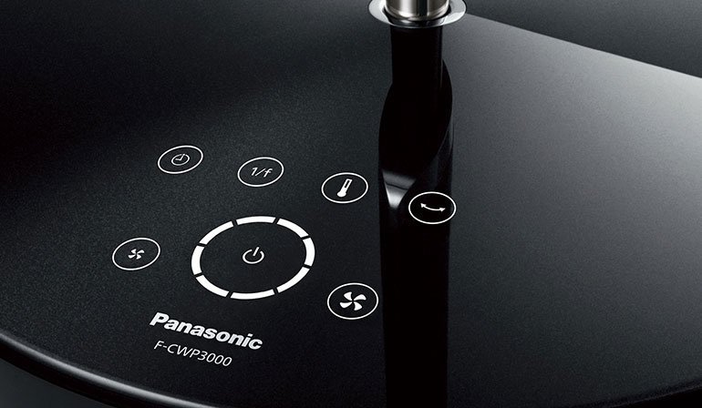 扇風機の底部にある操作パネルの拡大画像で、電源、風量調節、首振りのボタンが配置されている。