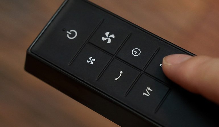 扇風機の底部にある操作パネルの拡大画像で、電源、風量調節、首振りのボタンが配置されている