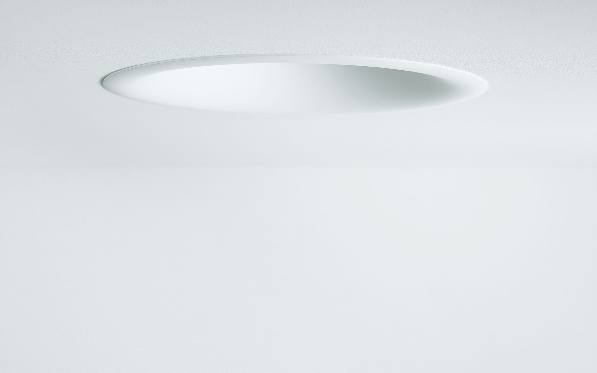 白い天井の中央に設置された円形の埋込型照明器具