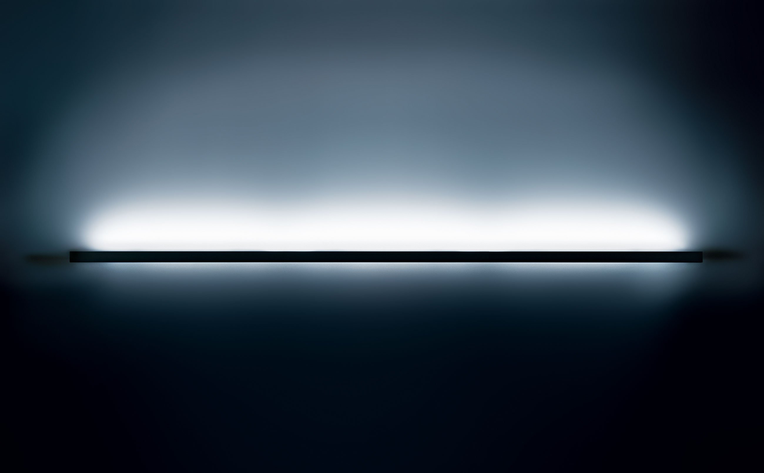 青暗い空間でライン状に発光している様子