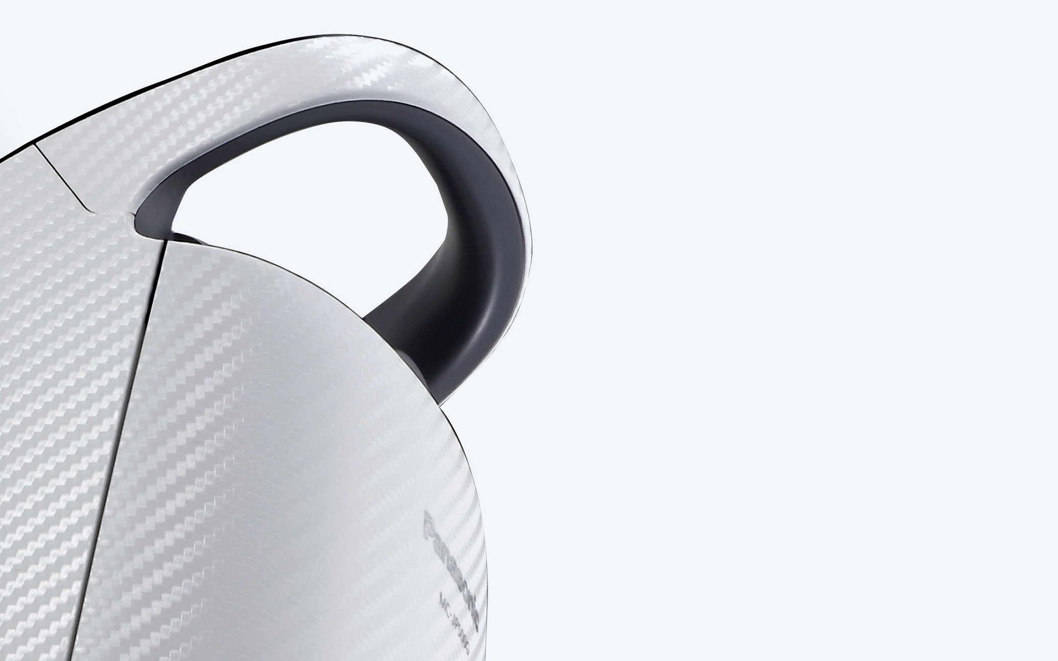 白のカーボンファイバー柄ボディと黒の丸みを帯びた持ち手部分を写した掃除機のハンドル周辺