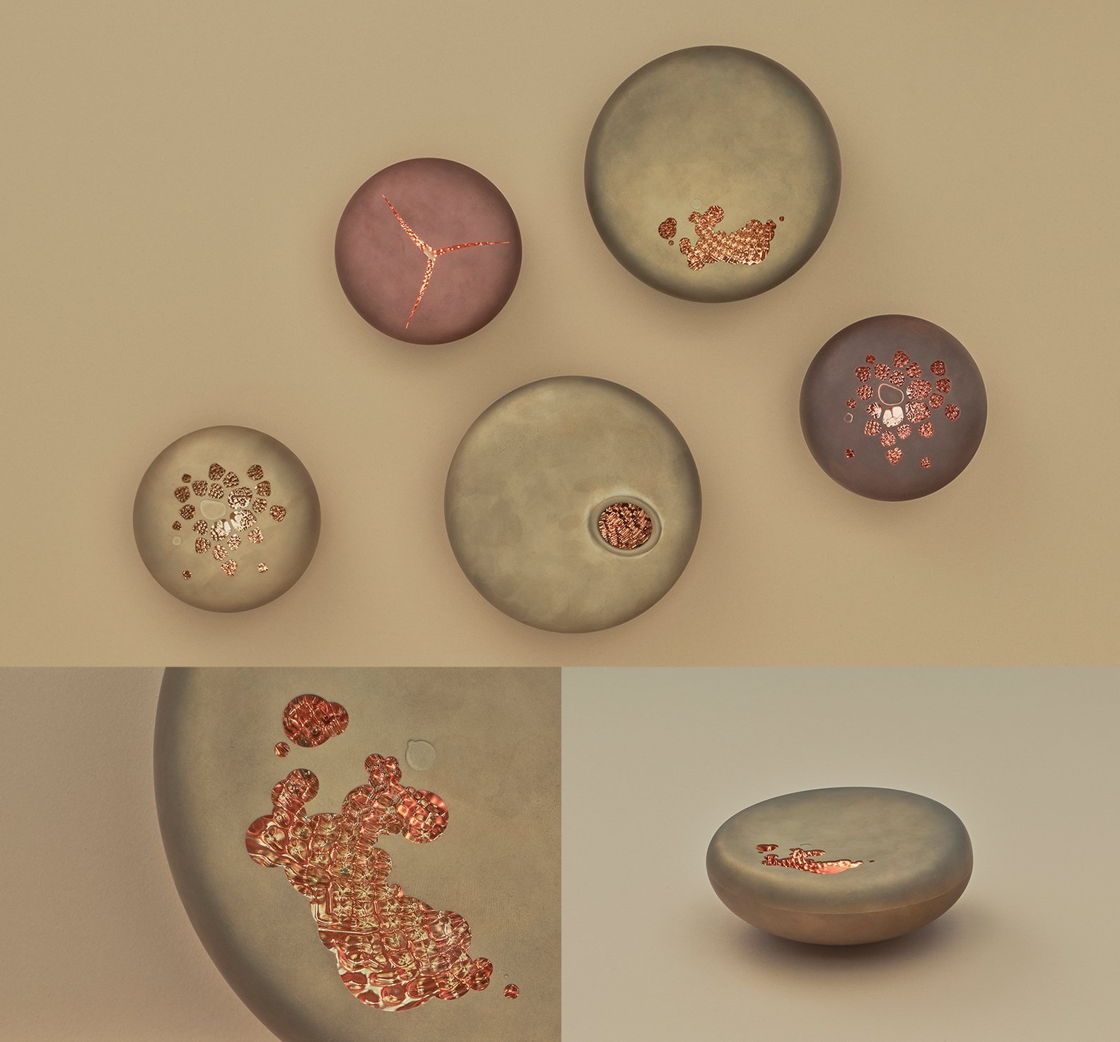 五つの丸い金属製オブジェ、表面に赤い細かい模様や穴、下部に一部拡大と斜めからの視点