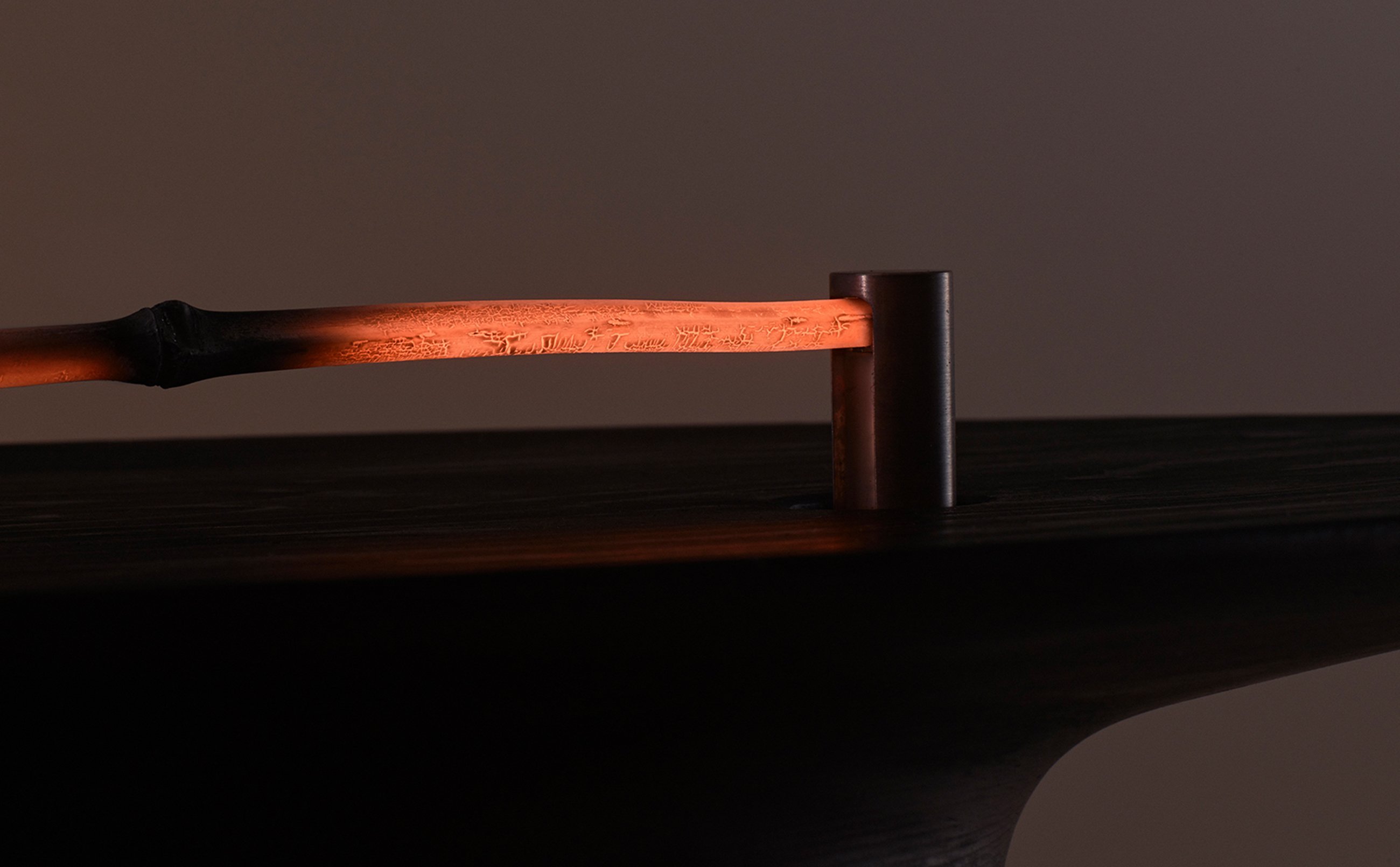 赤い炭火が光っている様子