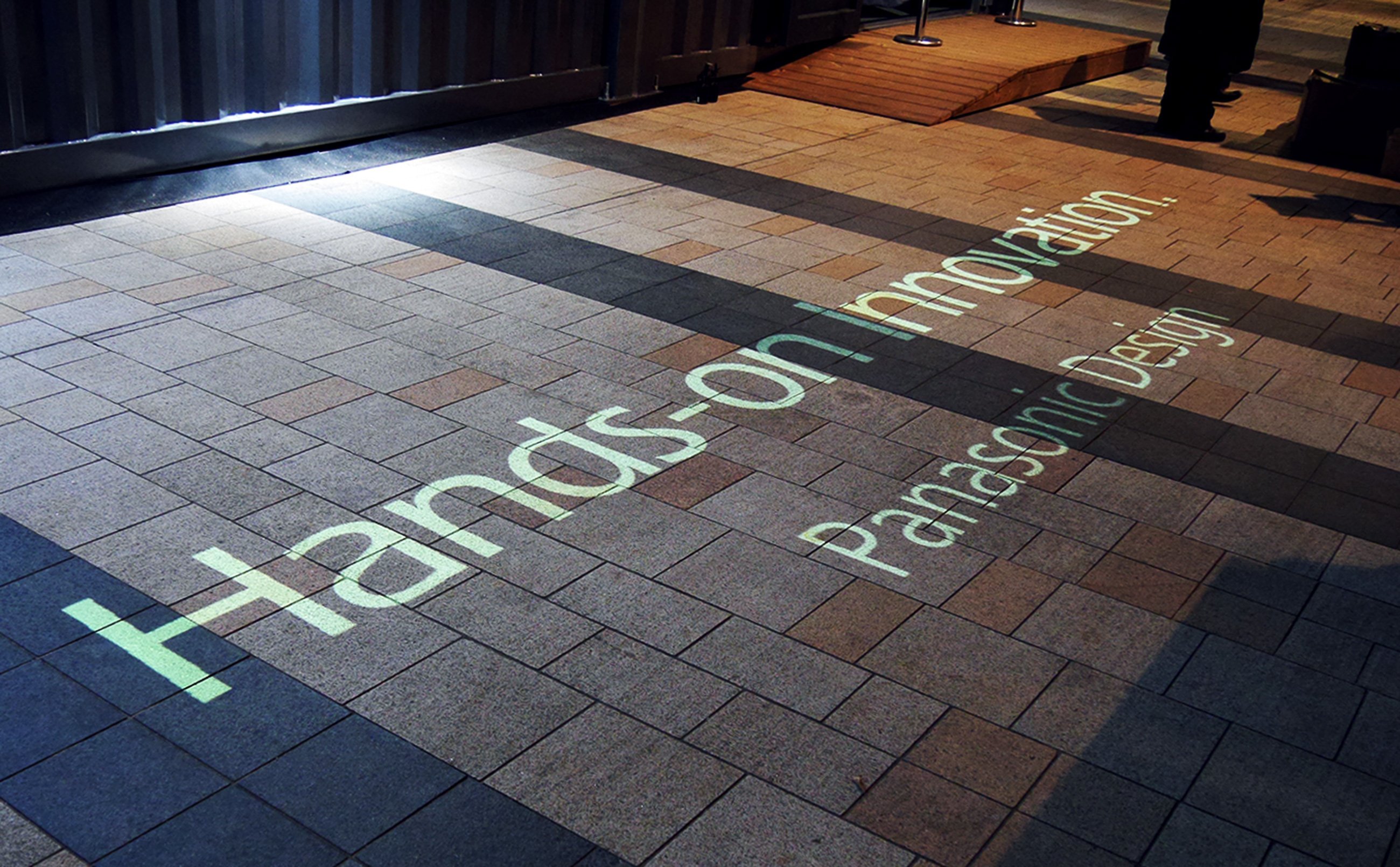 Hands-on Innovations Panasonic Designと投影されたタイル状の床