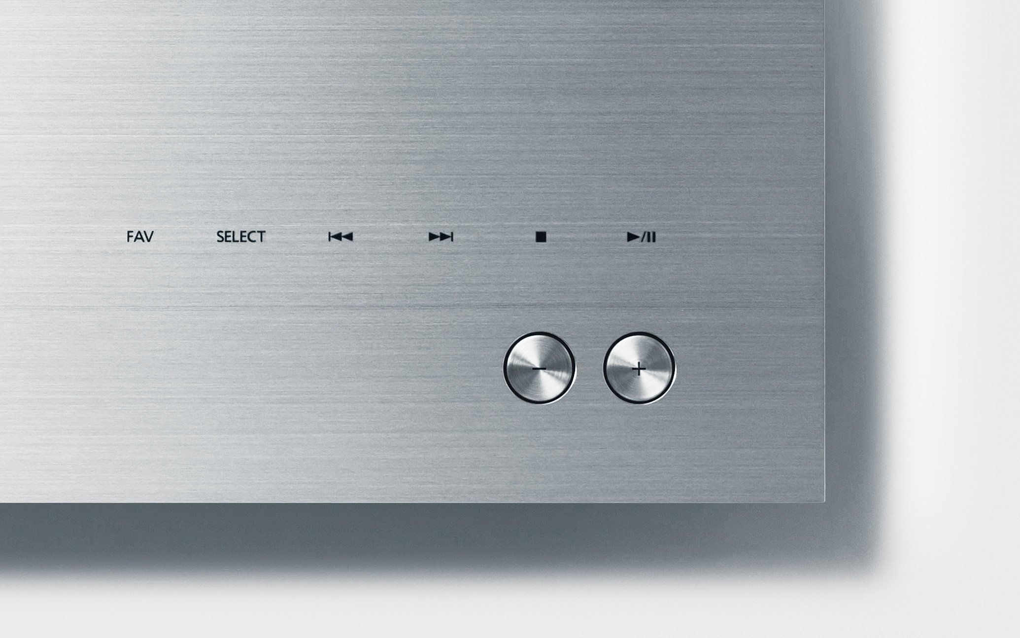 金属製の表面に配置された再生・停止などの操作ボタンとテキスト表示