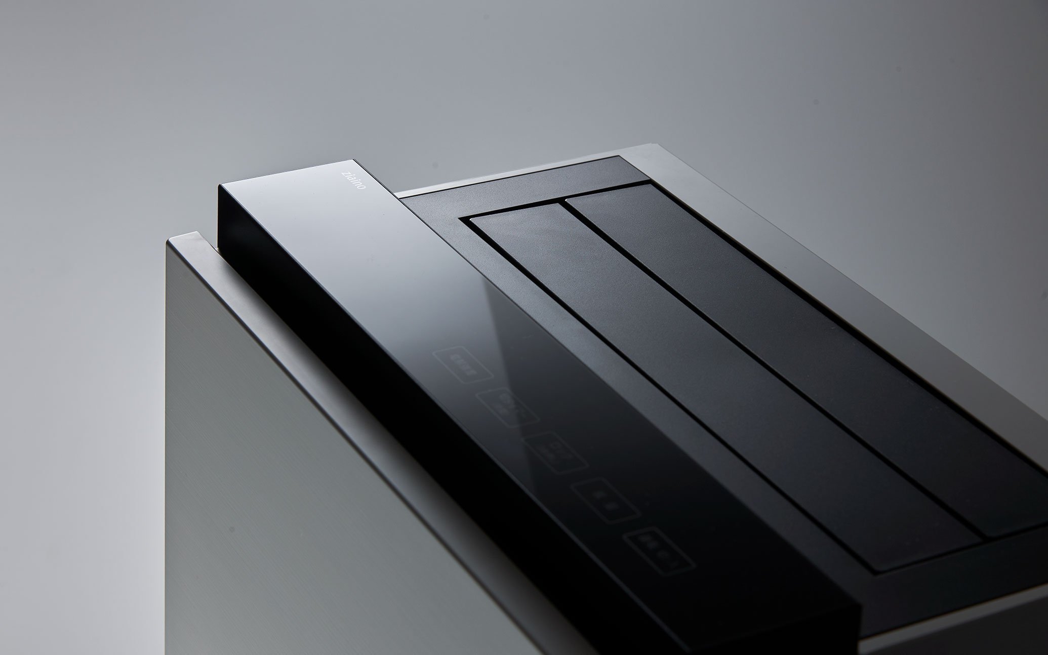 ジアイーノの上部。黒い上部の操作部と、吹出口ルーバーはシンプルなデザイン