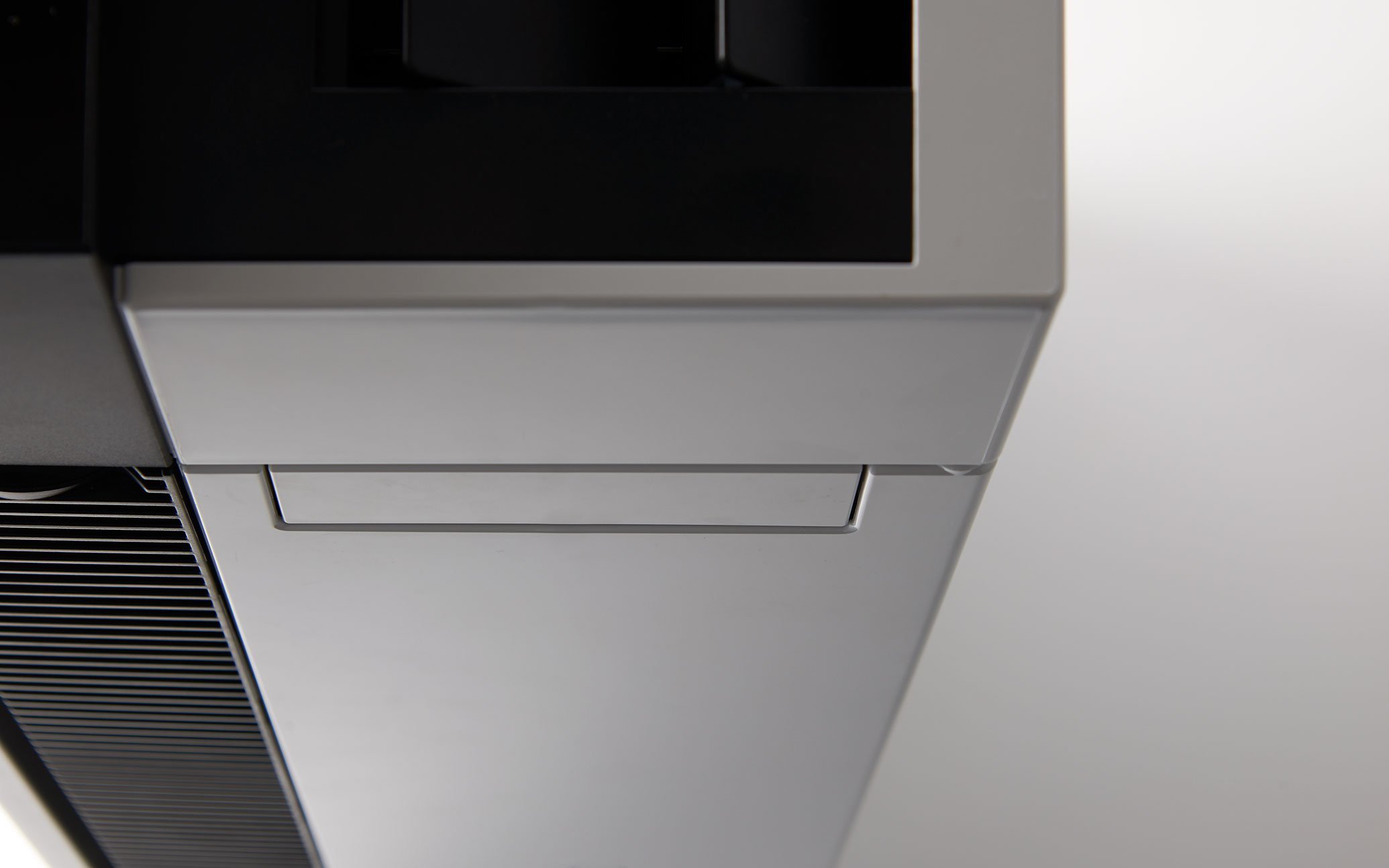 上から見たジアイーノの側面、黒と銀色のパネルが配置されたシンプルな形状