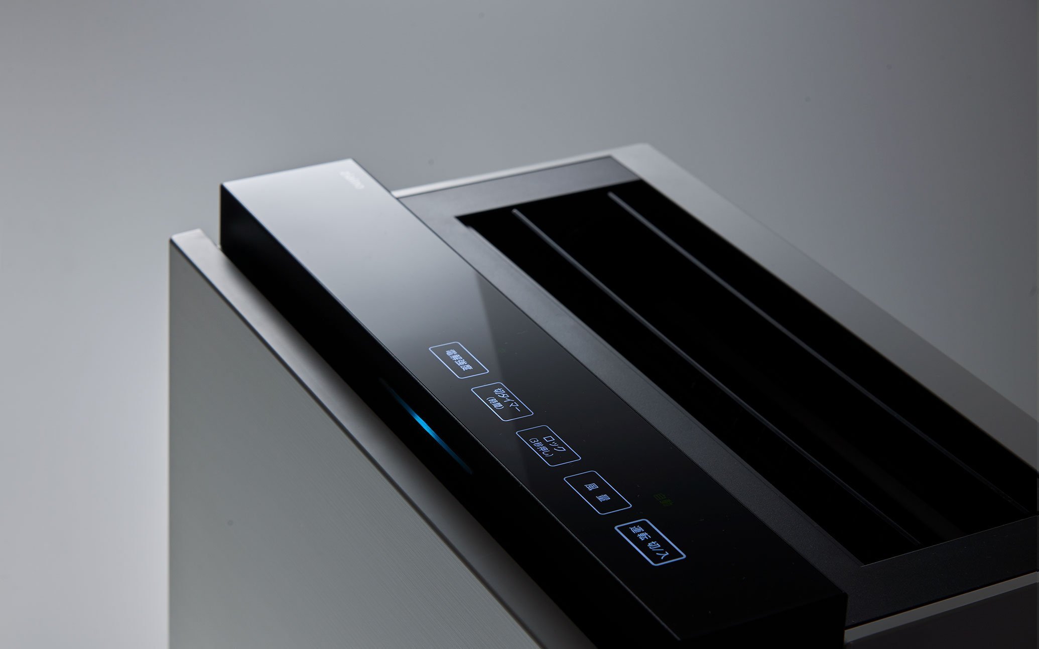 上面の黒い操作パネルと液晶ディスプレイ。シンプルなデザインのジアイーノ