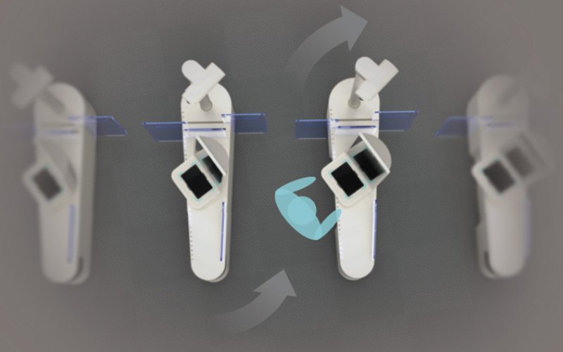  白い手首装着型デバイスの回転動作を示す図。中央に黒い2つのスクリーン付きで、左右に動きを表す矢印と青い腕イラスト。