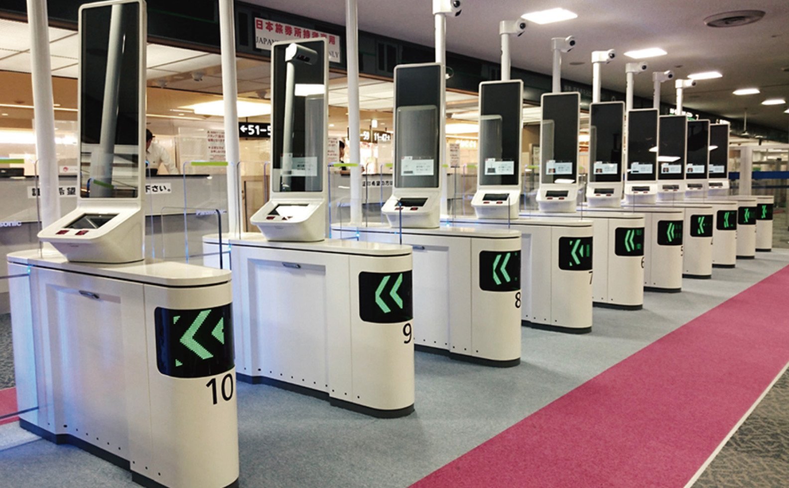 空港に顔認証ゲートが並んでいる