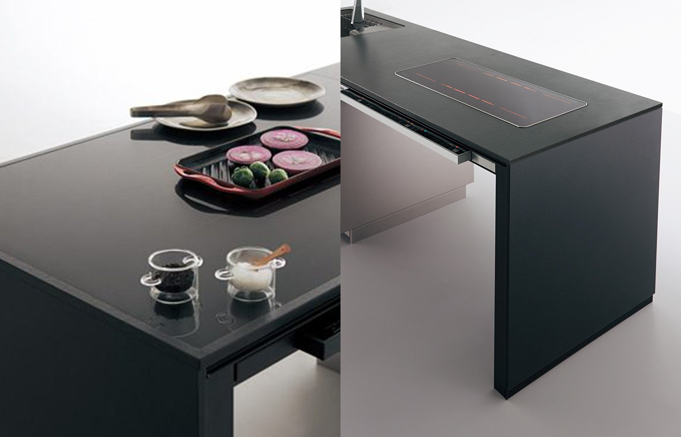 黒いキッチンカウンターの上に調理器具や野菜、スパイス容器が並ぶ。右側にIHコンロが組み込まれたシンプルなデザインの作業台。