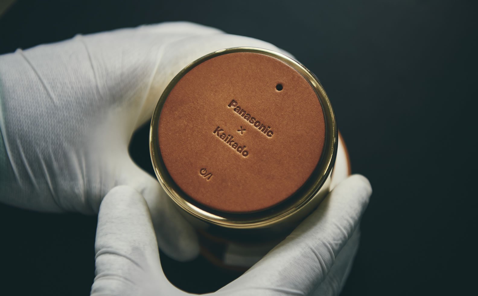 茶筒型のスピーカー底面、金色縁とブランドロゴ入り