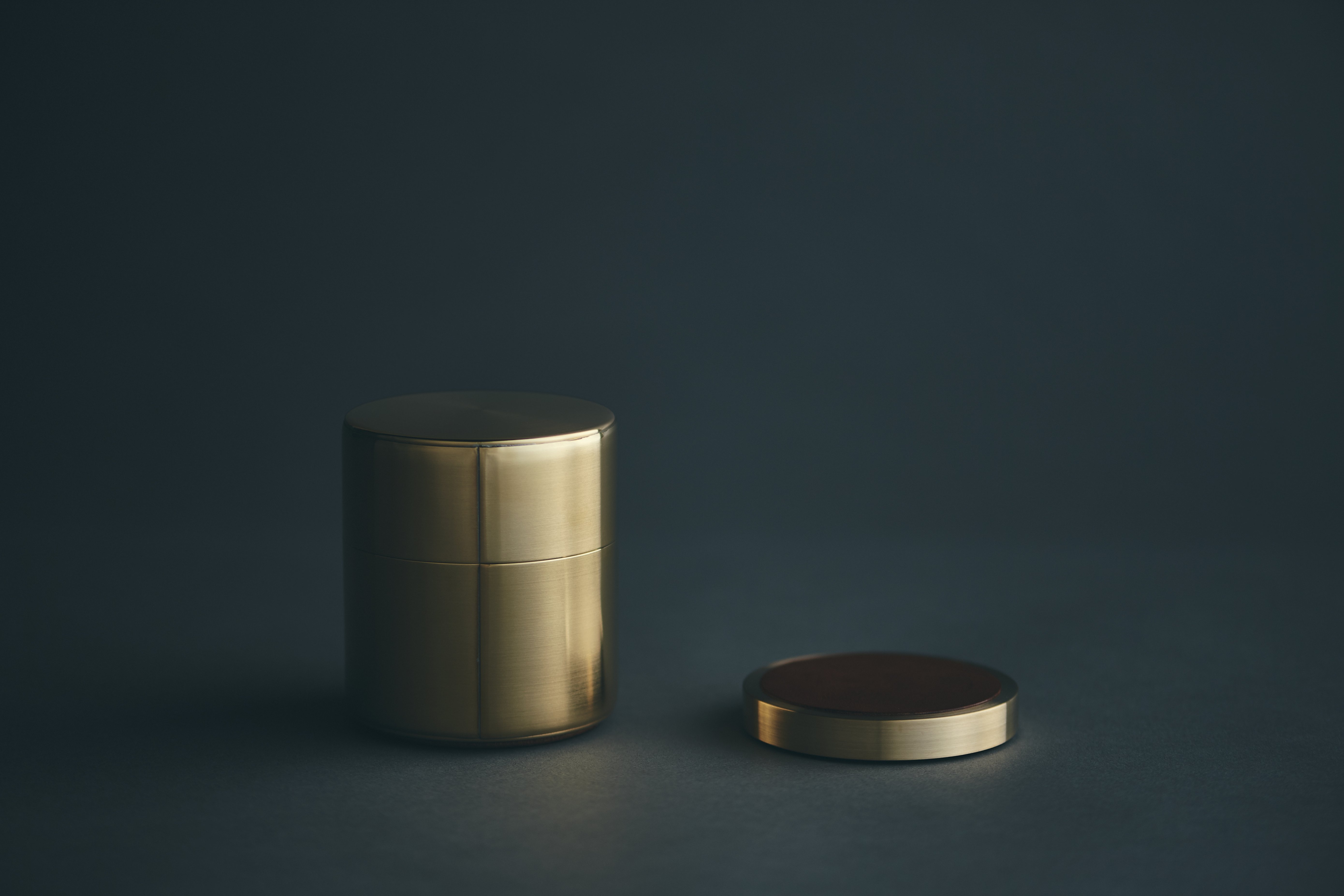 金属製の茶筒型スピーカーの本体と蓋