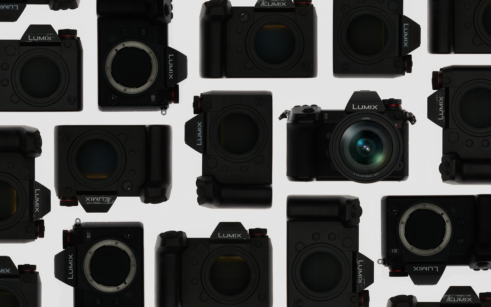 複数のブラックのミラーレスカメラが白背景に並ぶ画像