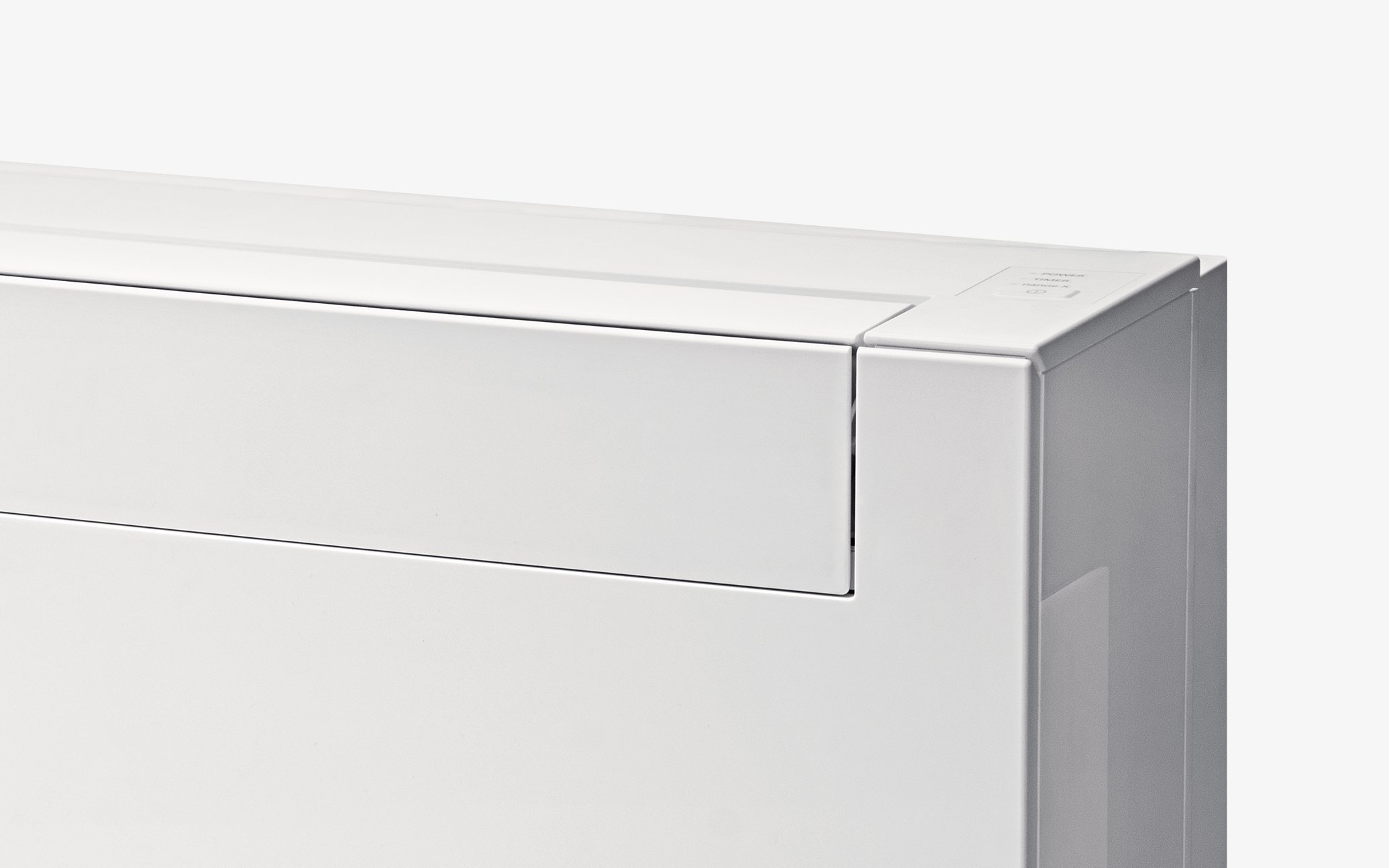 床置きタイプの白色エアコンの正面と側面のクローズアップ画像