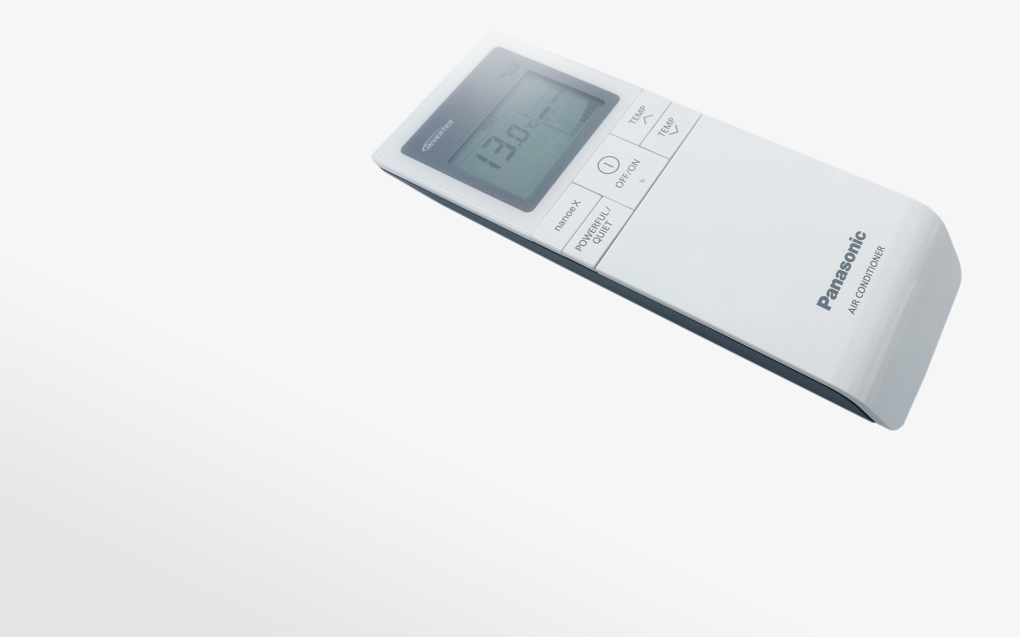白色の床置きエアコンリモコンの液晶画面と操作ボタンのクローズアップ