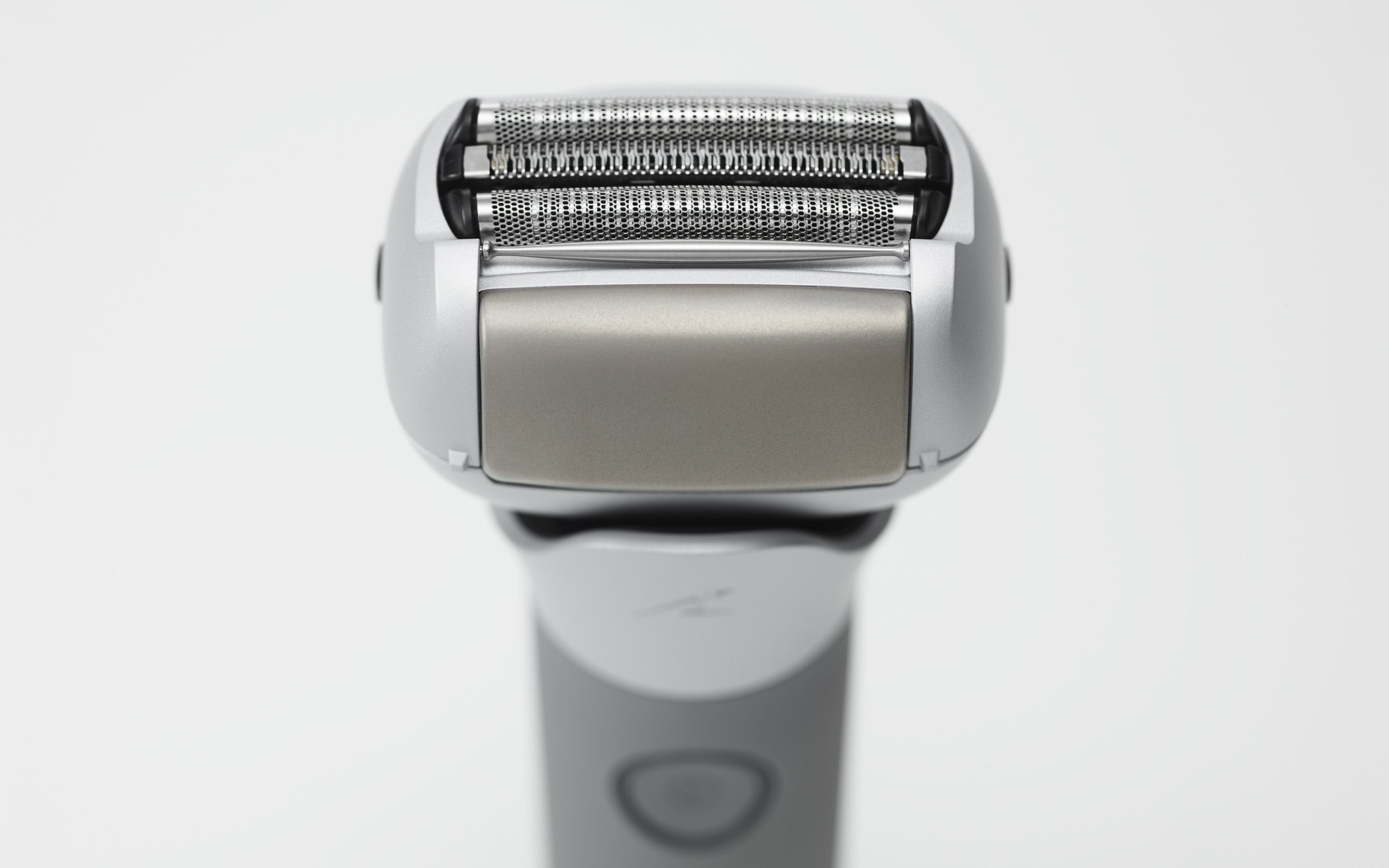 シルバーと黒色の電気シェーバーの正面側の画像