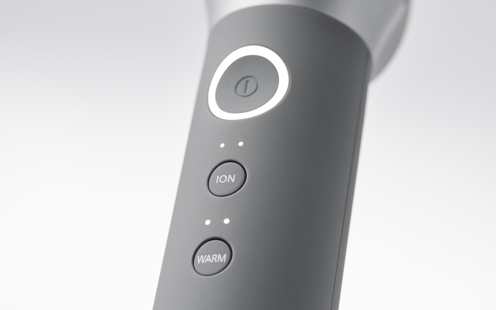 シェーバーの操作部の正面側、丸いボタンとLEDインジケーター付きのデザイン