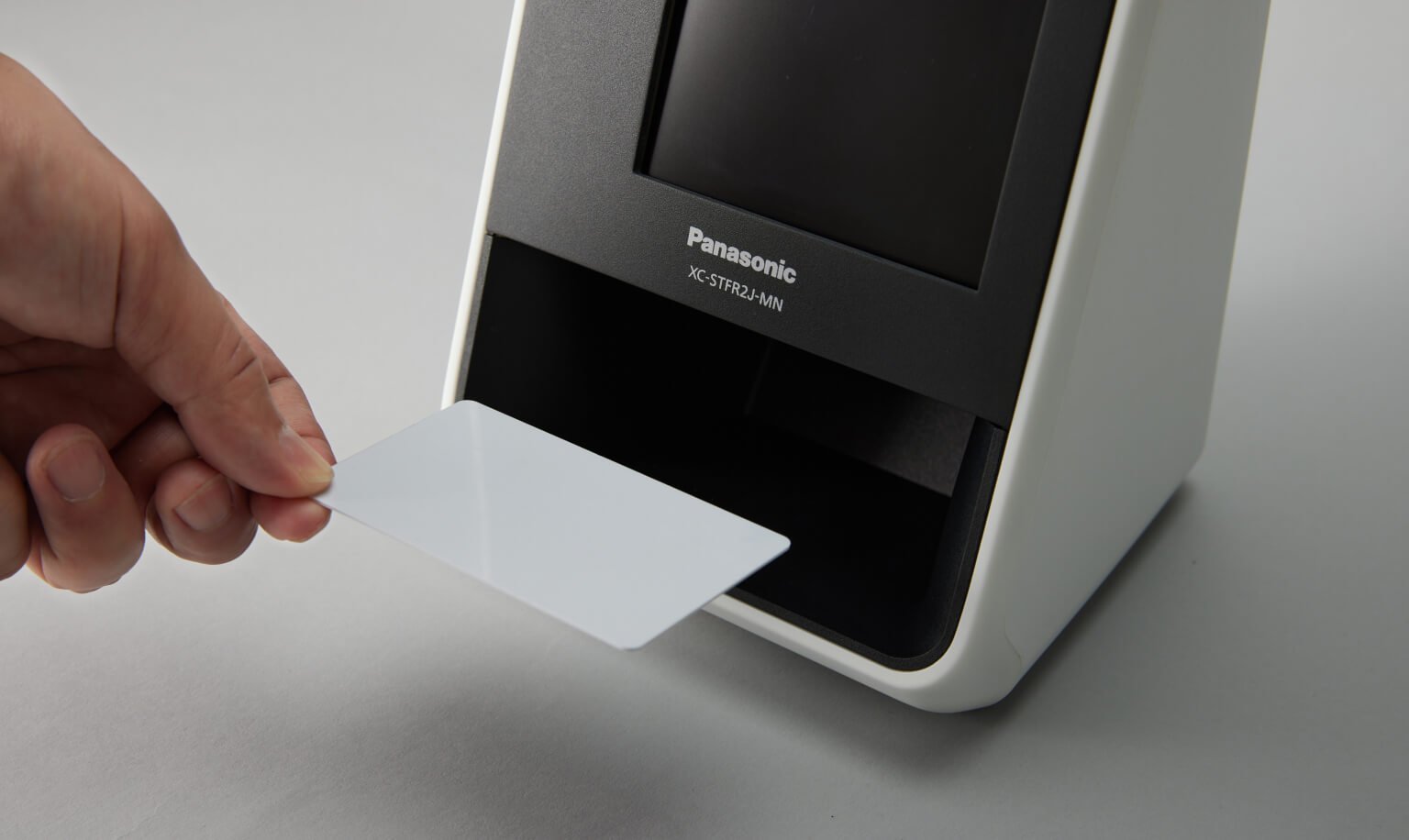 カードリーダー端末にカードを読み取る操作をする様子