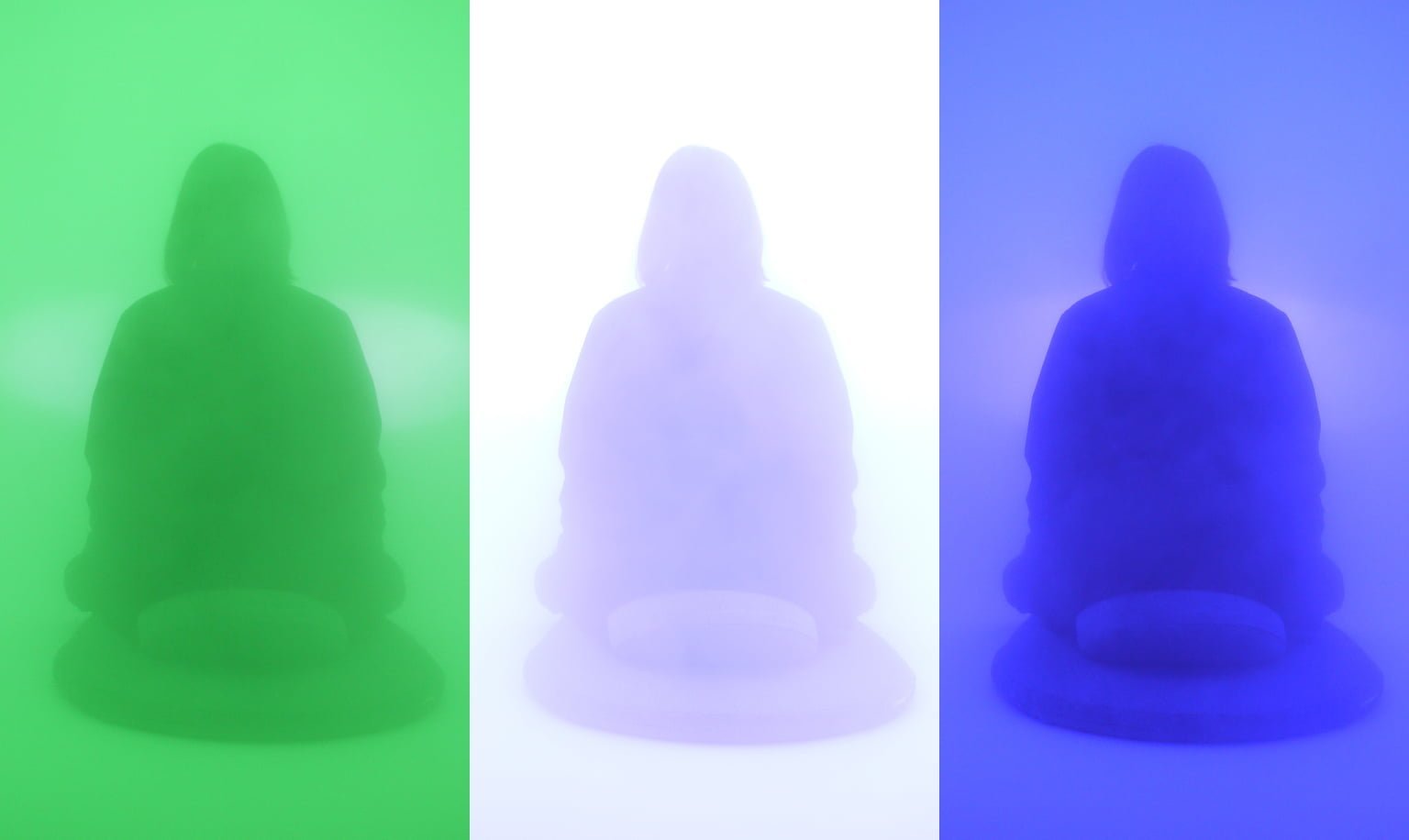 ミストに包まれた空間。座っている人のシルエット、左から緑、白、青の光に包まれている3つのシーンが並んでいる