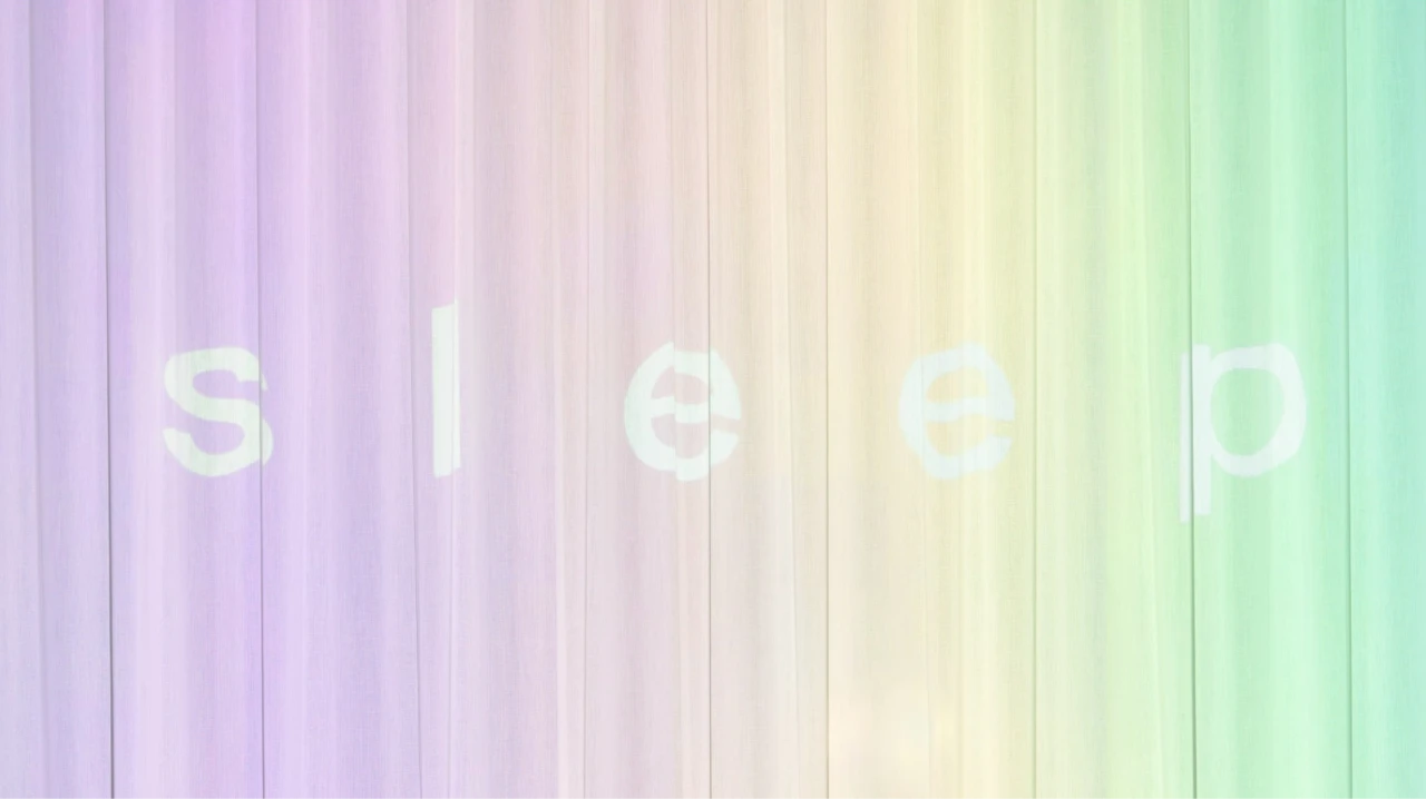 淡い色合いのカラーグラデーションなカーテンドレープの上に、白抜きの文字「sleep」が浮かび上がっている