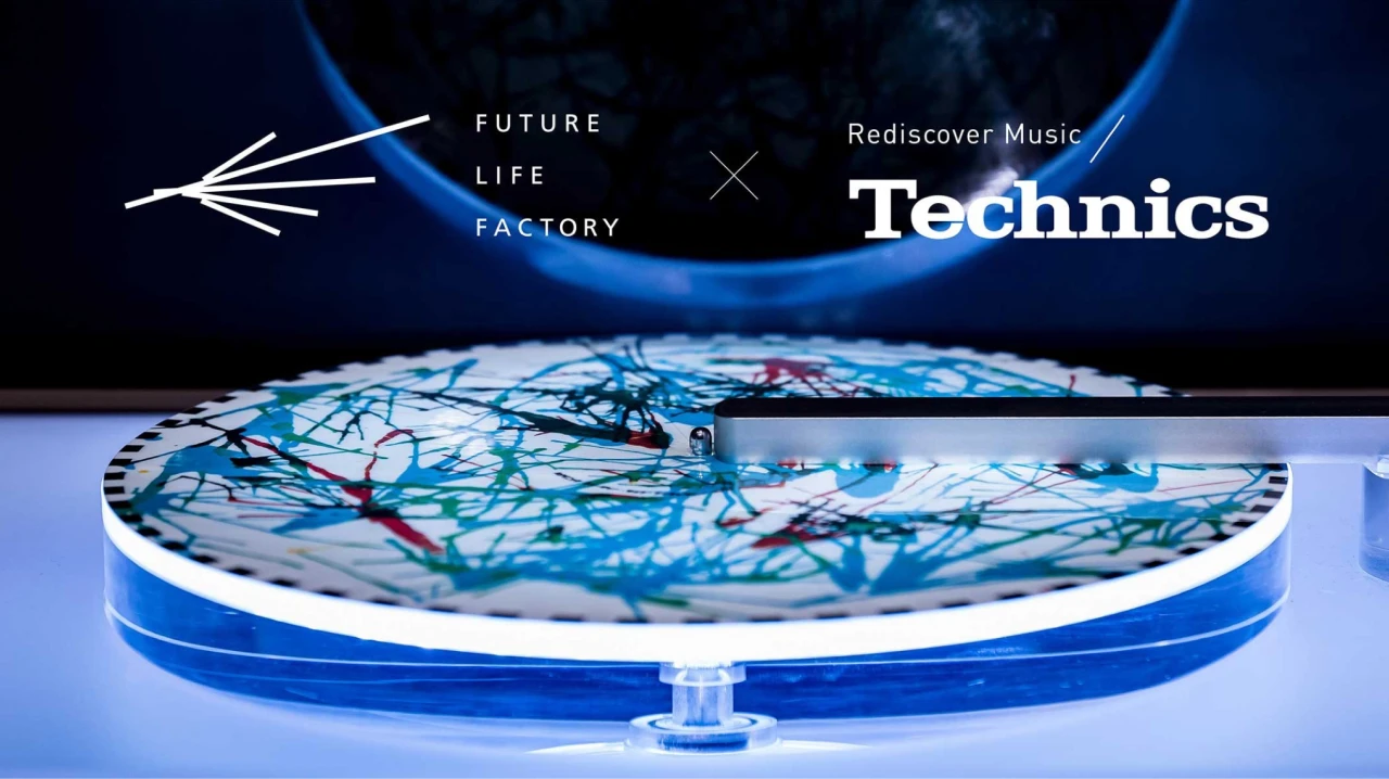 FUTRE LIFE FACTORYとTechnics 青白く光るターンテーブルの上に、ランダムな線が描かれたレコード盤が乗っている
