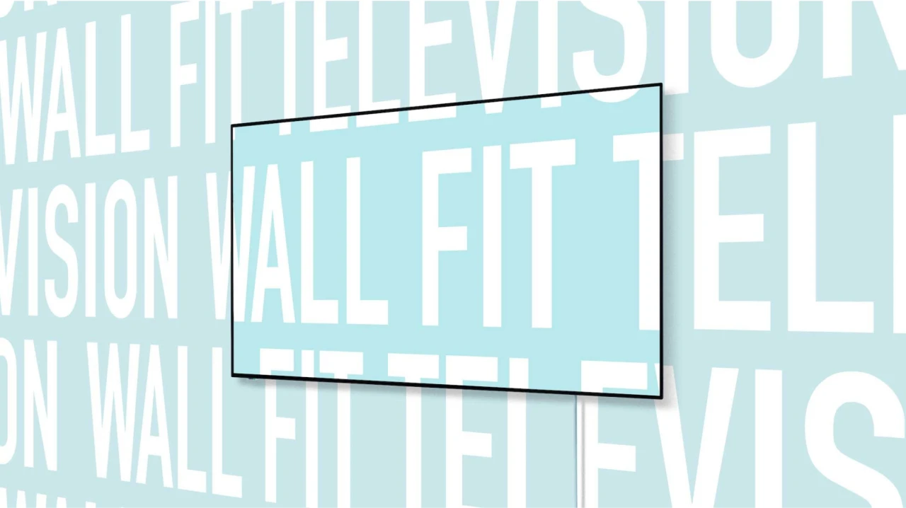 薄いブルーの壁面に白い文字で「WALL FIT TELEVISION」と書かれている その上に薄い壁付テレビが溶け込むようにかけられている
