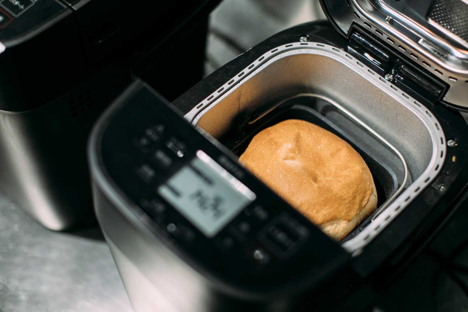 ホームベーカリーの内釜に焼き上がった食パンが入っている様子