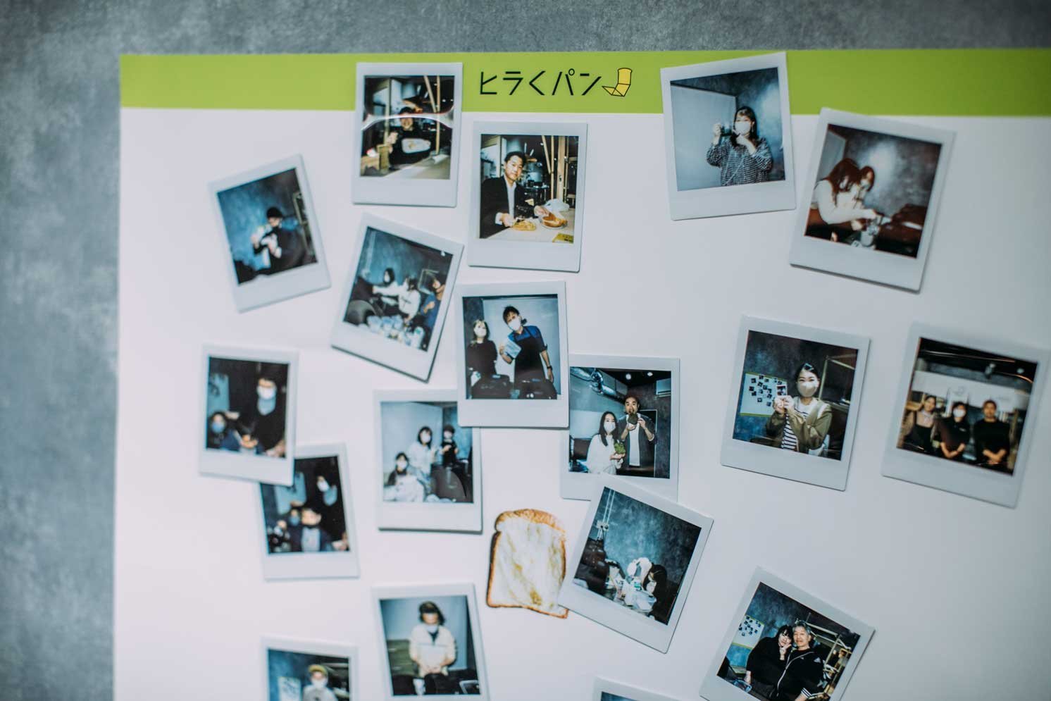「ヒラクパン」と書かれたボードに写真が複数貼られている様子