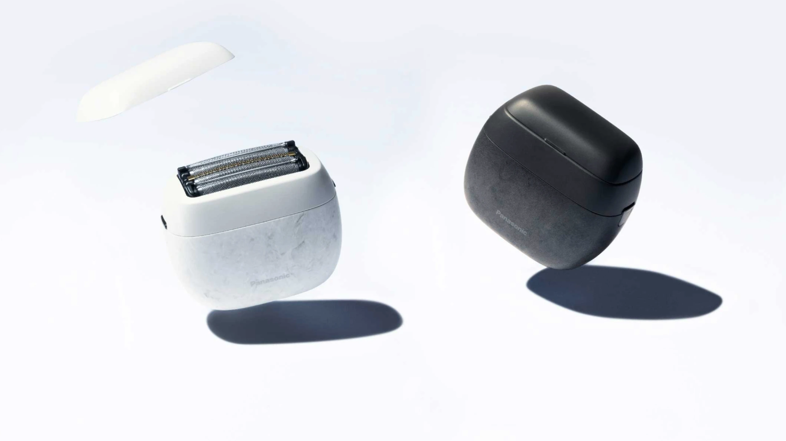 コンパクトな電気シェーバー・パームインの白と黒のイメージ