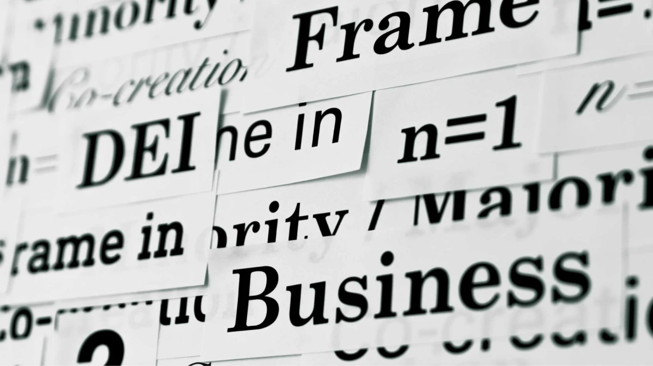 DEI、BUINESS、n=1など、一単語づつ書いた紙片が壁面に重なり合いながら貼られている