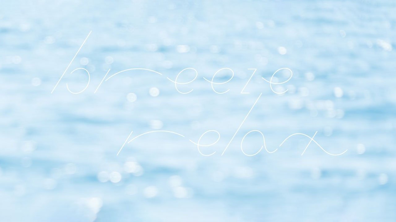 明るい水面のきらめきの上に「breeze relax」と白い文字で書かれている