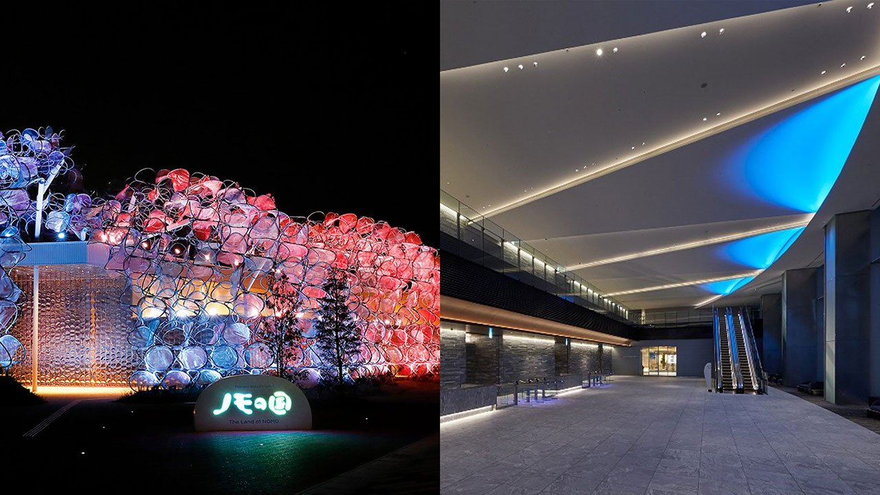 左半分は展示会パビリオン外観夜景、青やピンクのライトアップ、シートや枠をたくさん使用した外装、右半分はビルのロビー内装、壁や天井に間接照明、天井に青い間接照明、広い空間