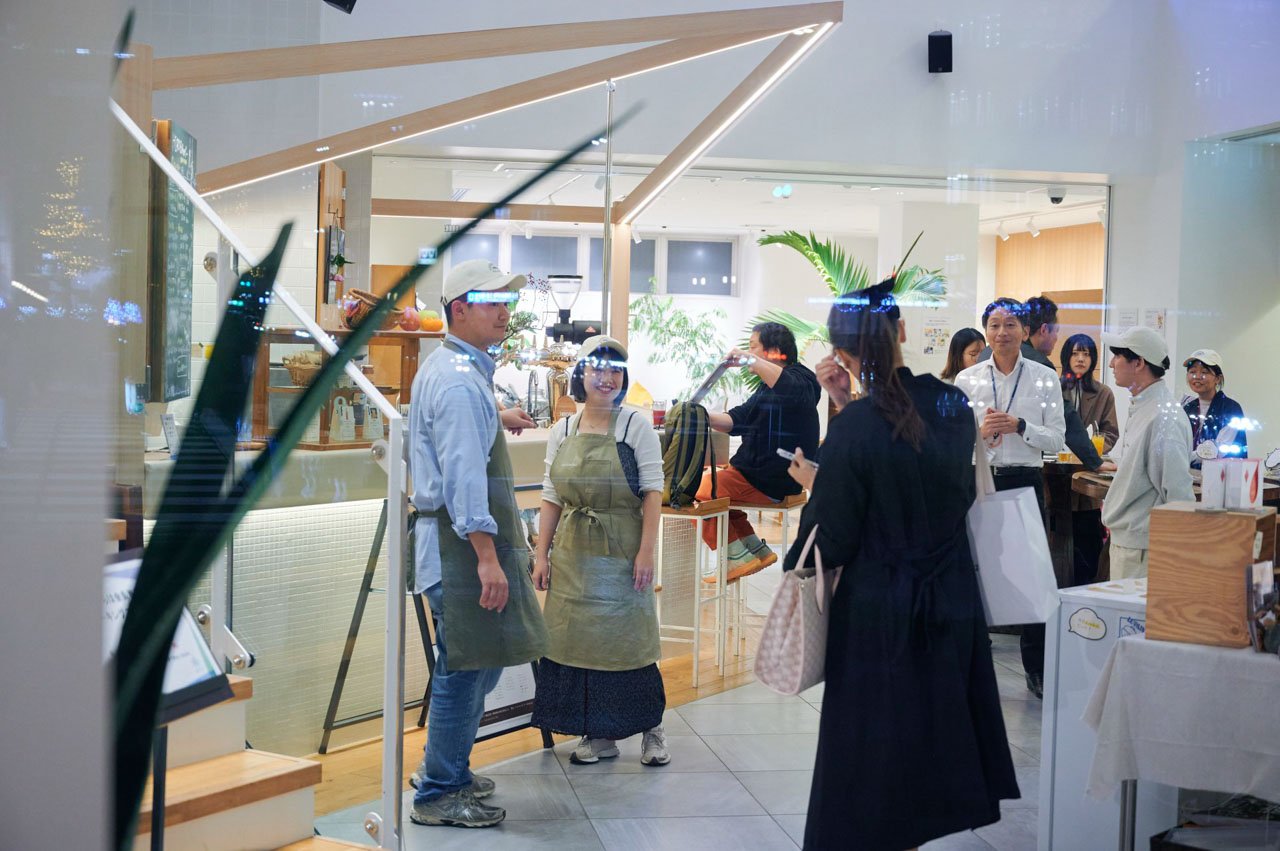 イベント時のカフェの様子を外より見る。大勢の人で賑わっている。