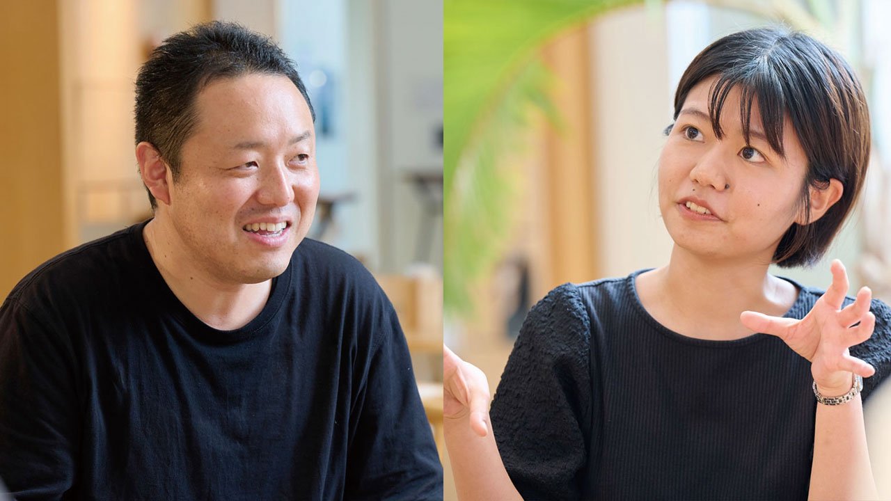 左右に人物写真。左は黒いTシャツを着た男性、座っている。背景に木製の椅子と白い壁。右は黒いトップスを着ている女性が、手を動かしながら話す。背景に木芽の植物と白い壁。