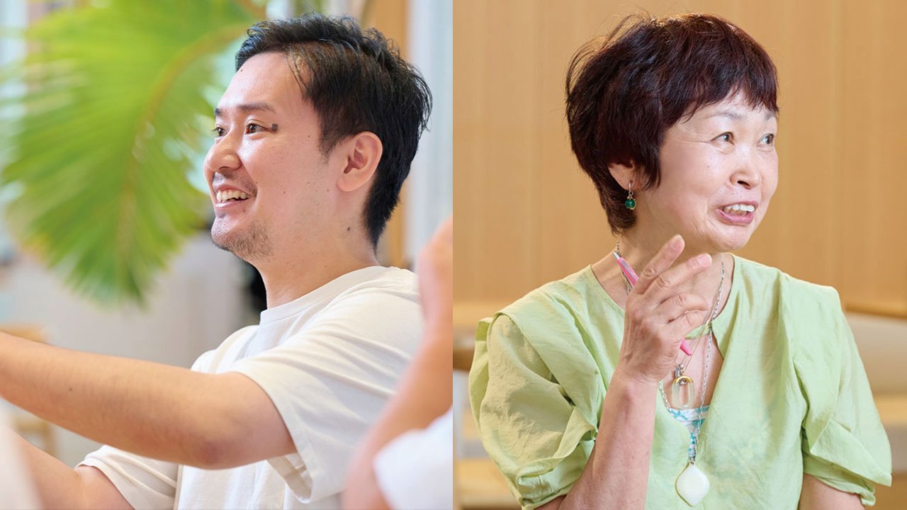 左右に人物写真。左は白いTシャツを着た男性、左側に座り、壁と観葉植物を背景にしている。右は白いTシャツを着た男性、左側に座り、壁と観葉植物を背景にしている。