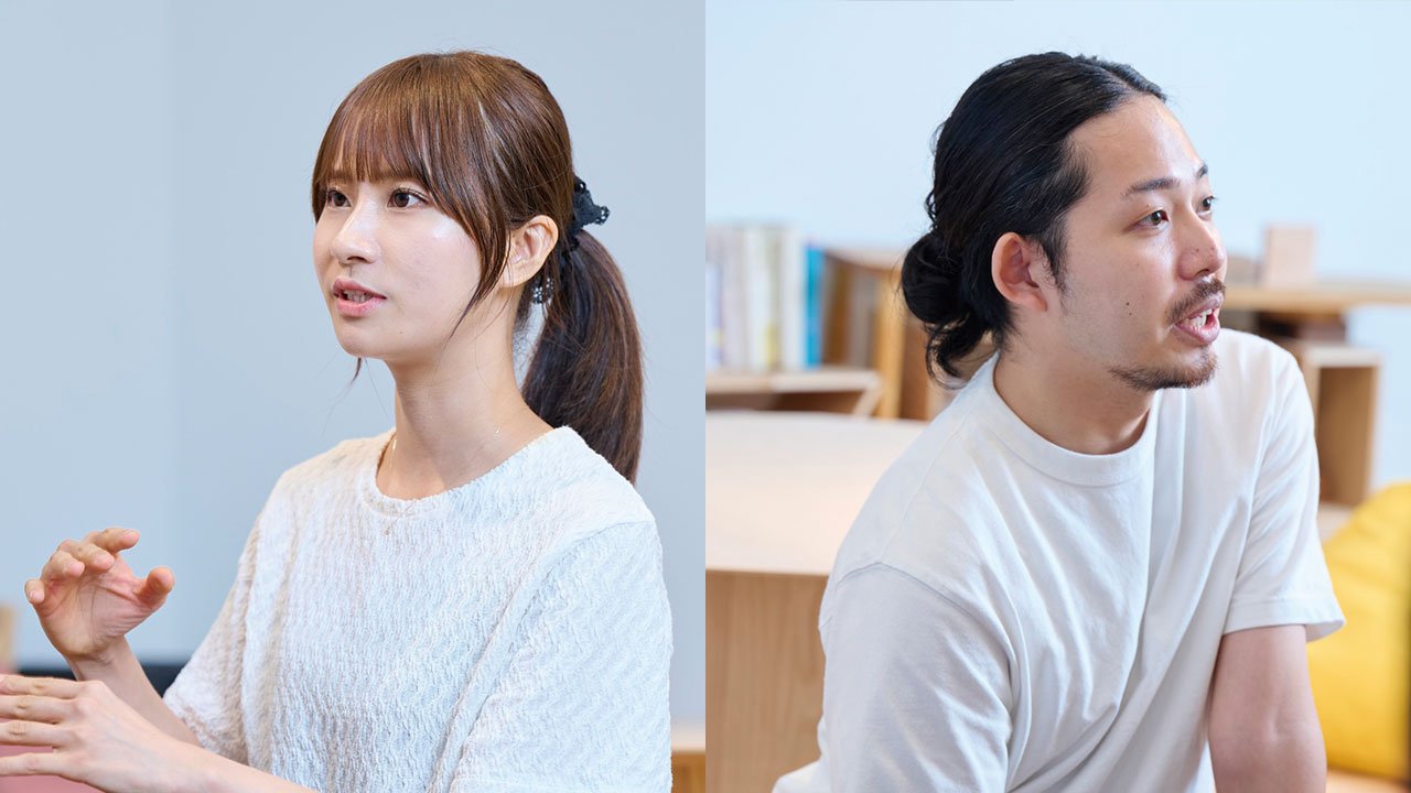 左右に人物写真。左は白いニットを着た女性、左手をかざしながら話す様子。右は白いシャツを着た男性、髪を束ねて座り、背景に本棚。