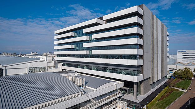 青空を背景に、立方体の建物が中央にある